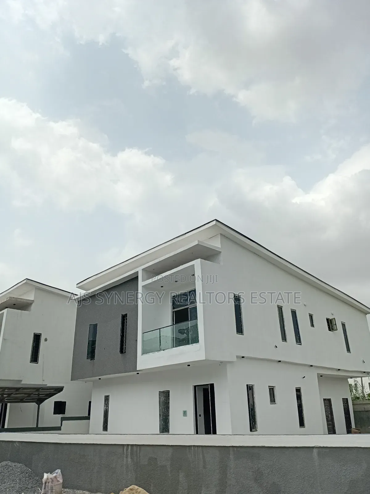 5bdrm Duplex in Chevron for sale in Chevron