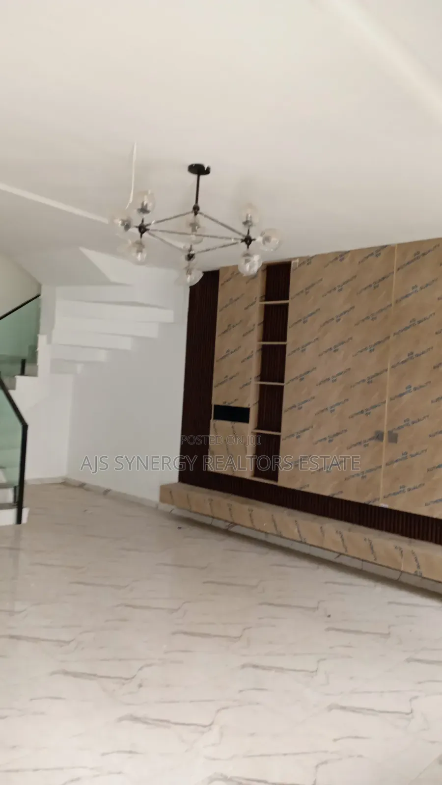 5bdrm Duplex in Chevron for sale in Chevron