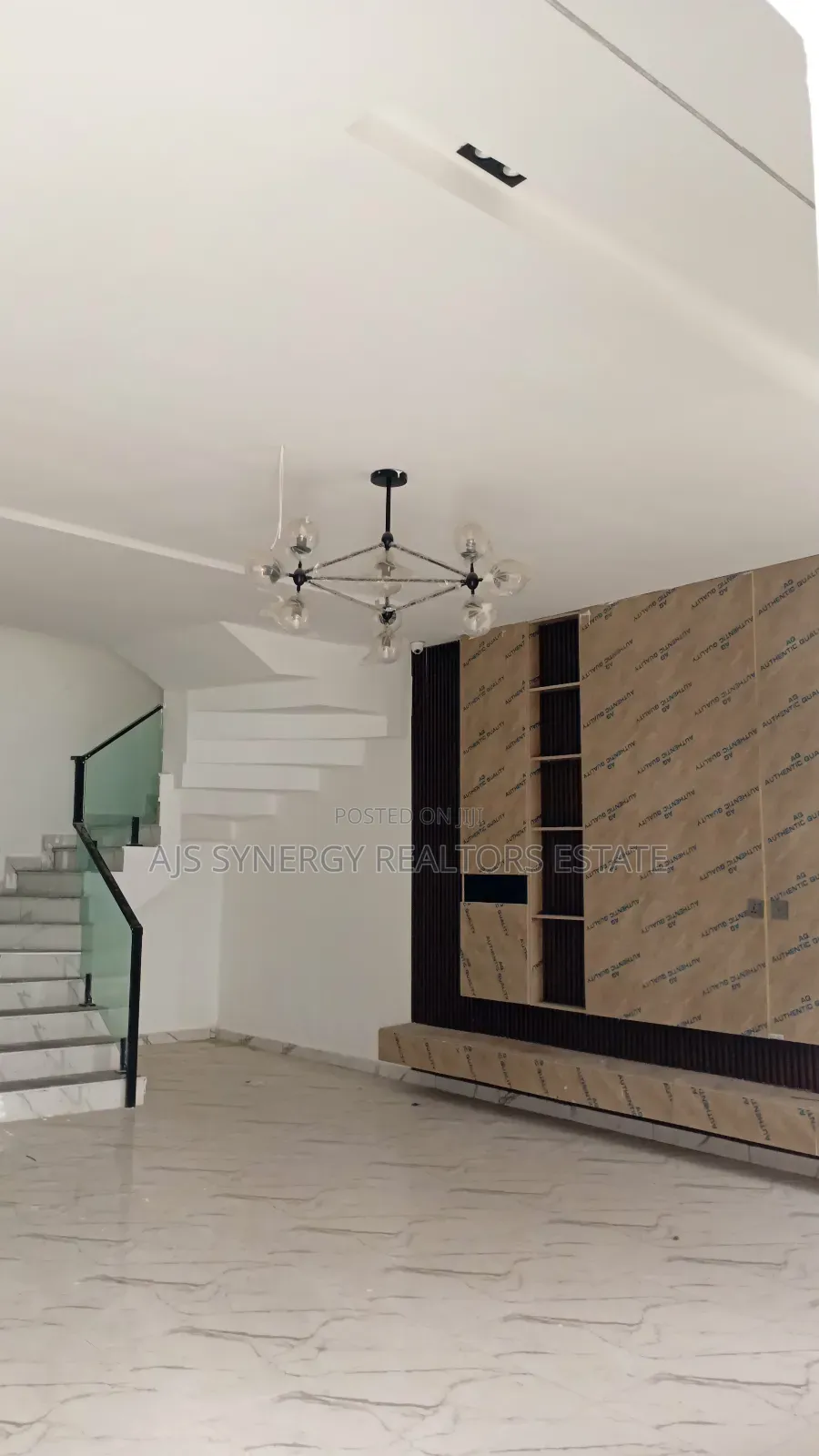 5bdrm Duplex in Chevron for sale in Chevron