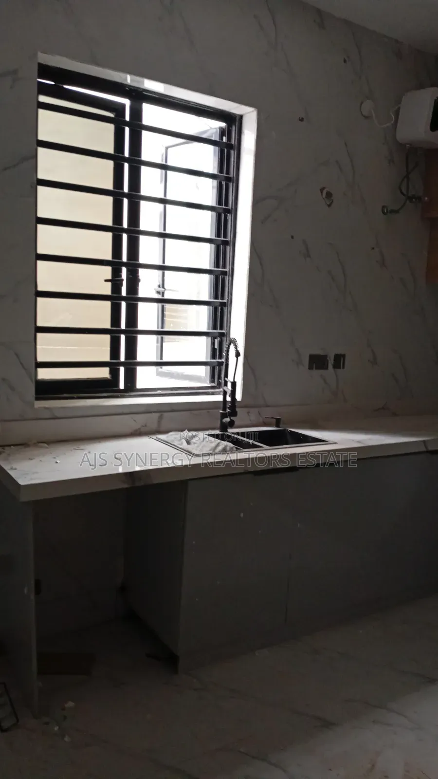 5bdrm Duplex in Chevron for sale in Chevron
