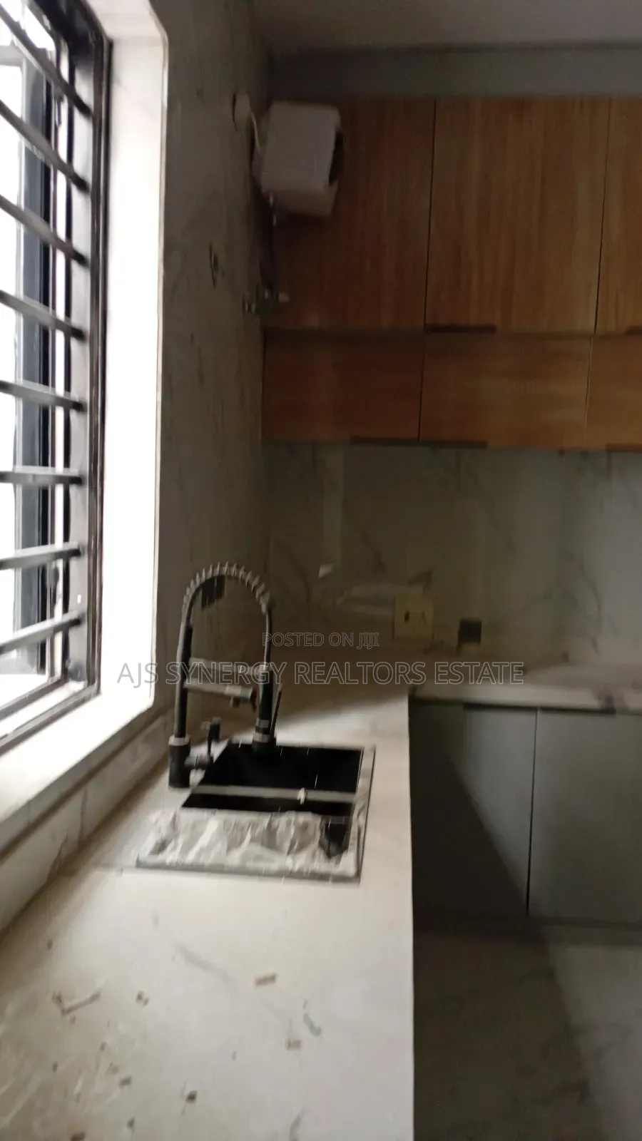 5bdrm Duplex in Chevron for sale in Chevron