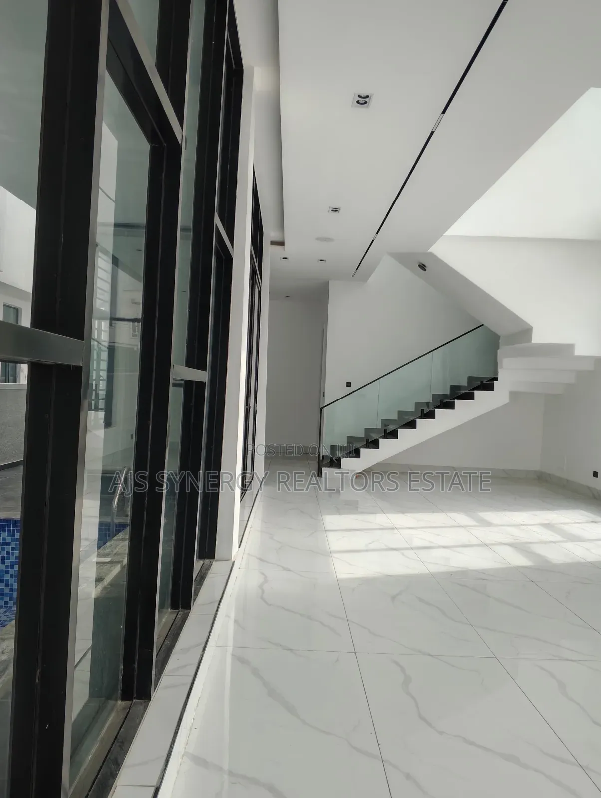 5bdrm Duplex in Ikota for sale in Ikota