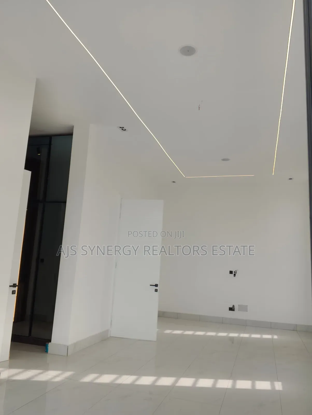 5bdrm Duplex in Ikota for sale in Ikota