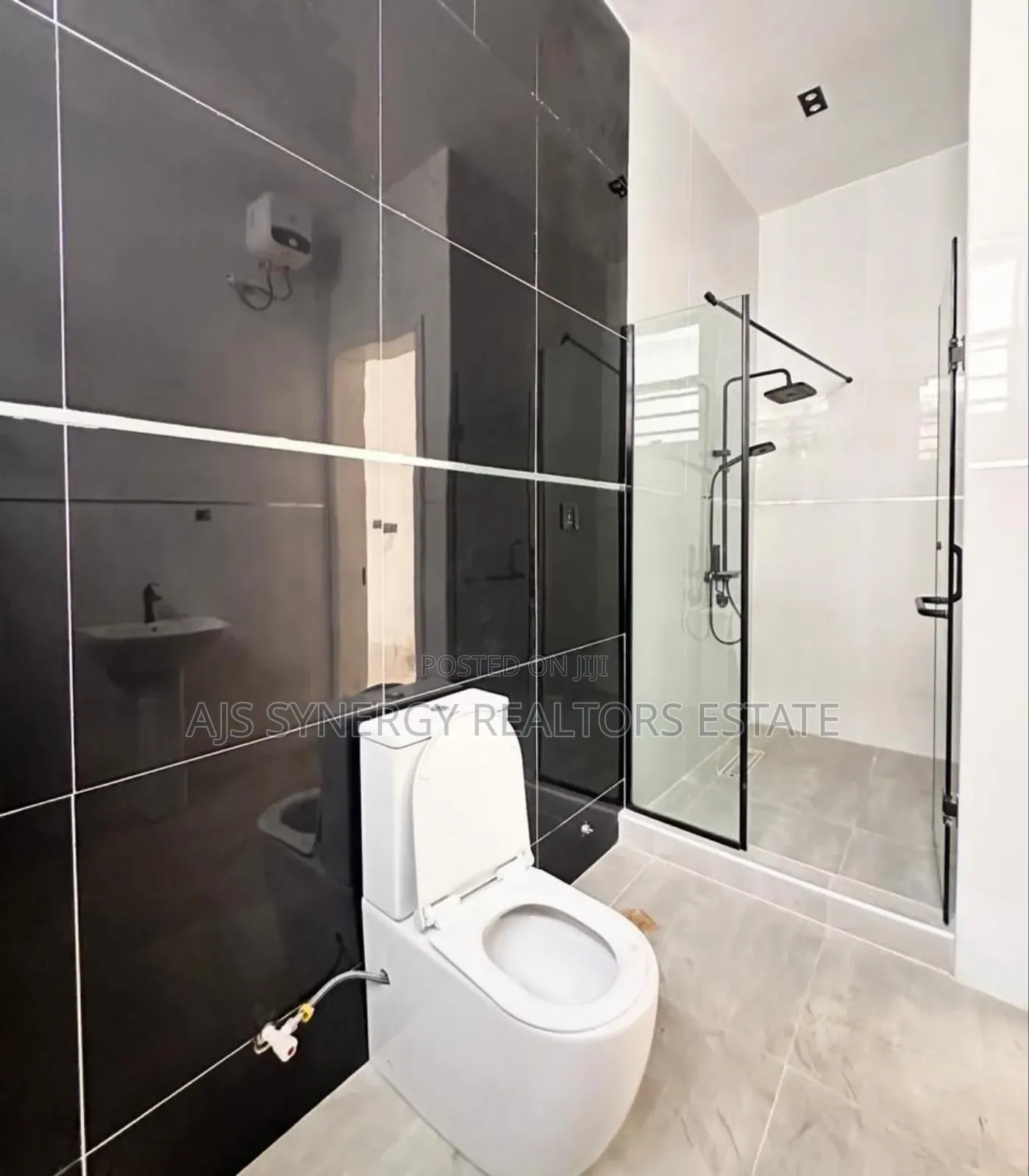 4bdrm Duplex in Chevron for rent in Chevron