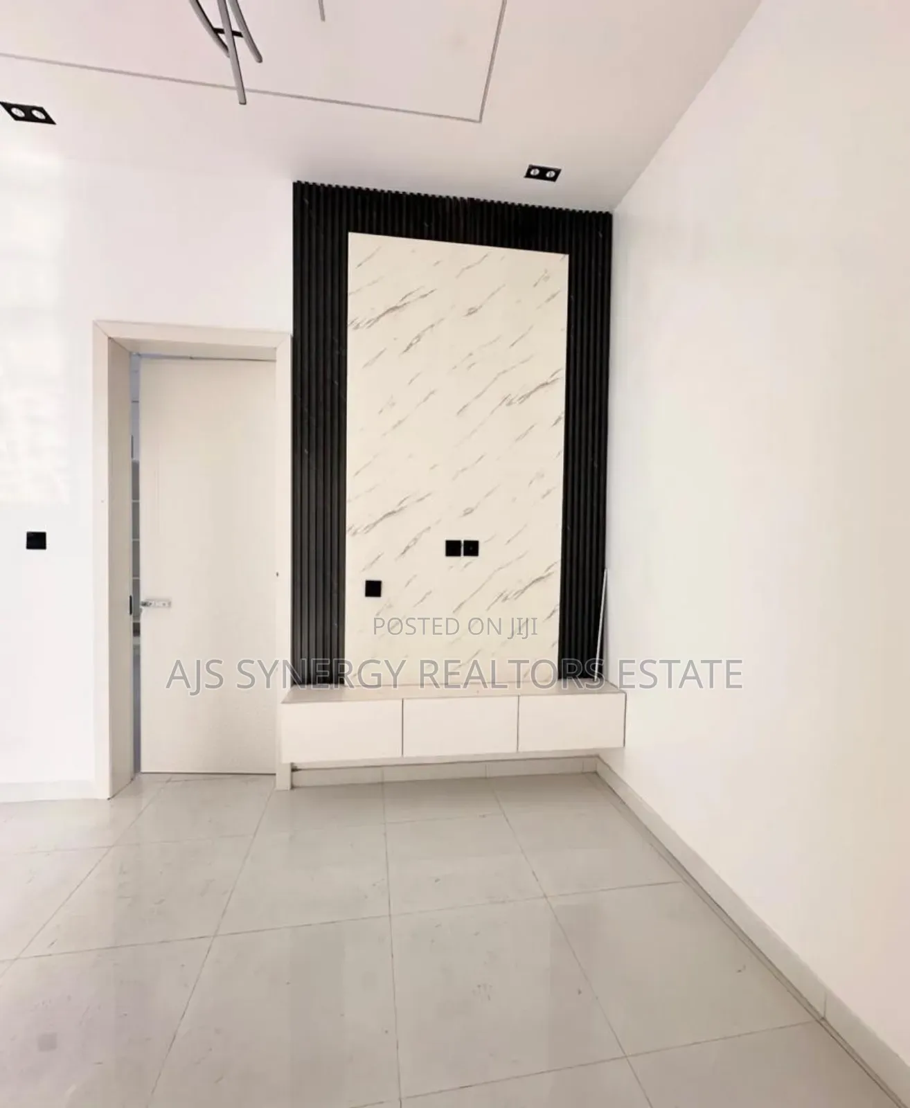 4bdrm Duplex in Chevron for rent in Chevron