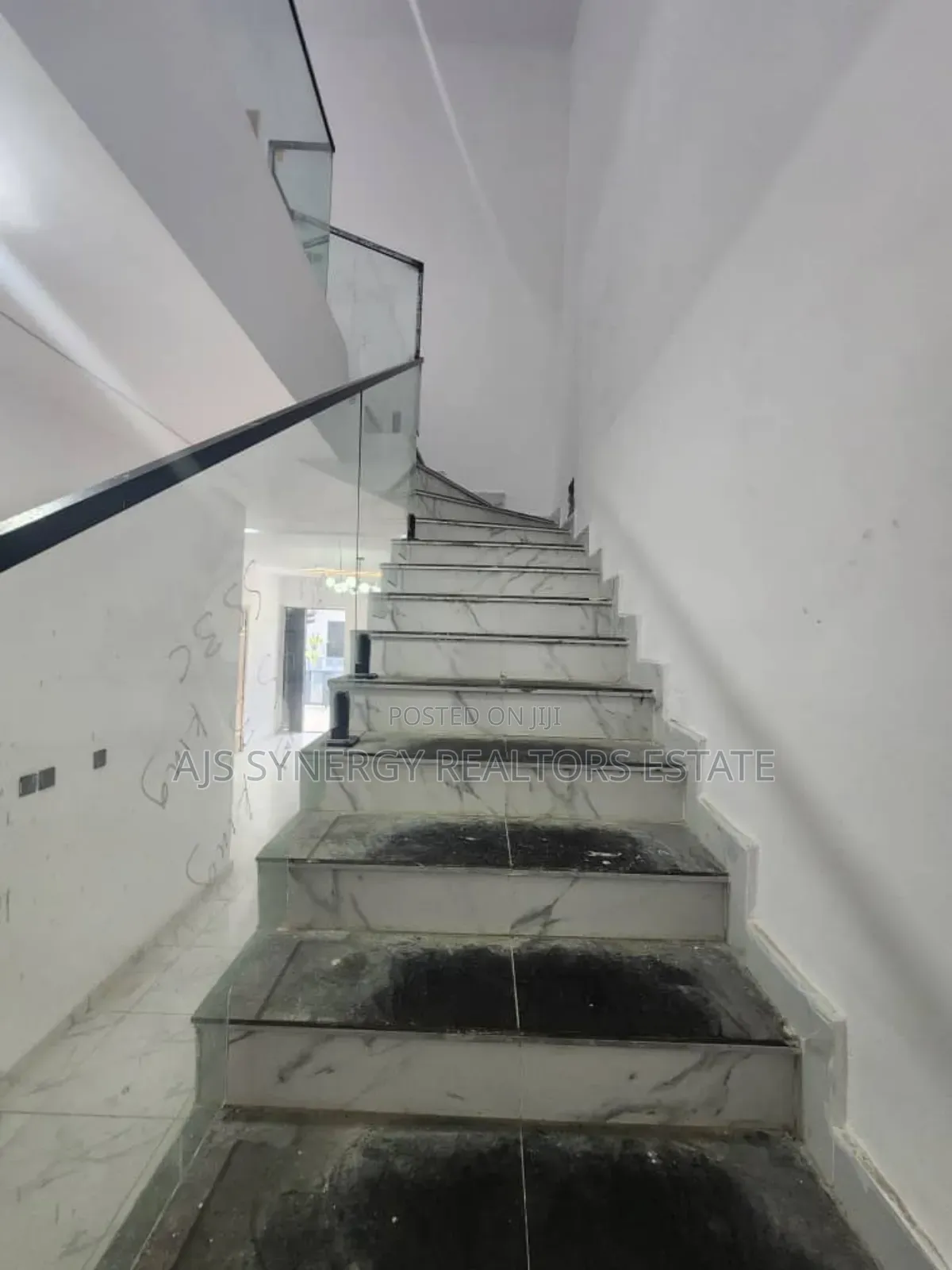 4bdrm Duplex in Chevron for rent in Chevron