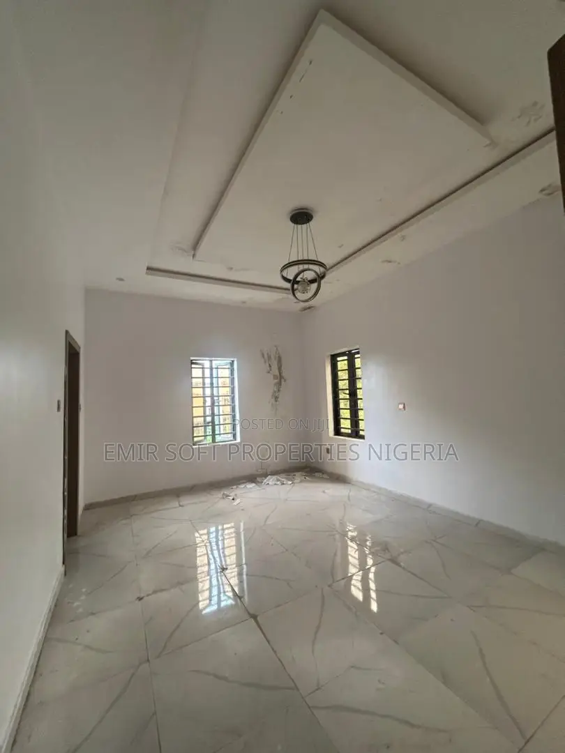 4bdrm Duplex in Chief Lateef Oyelade, Oluyole Estate for sale in Oluyole Estate