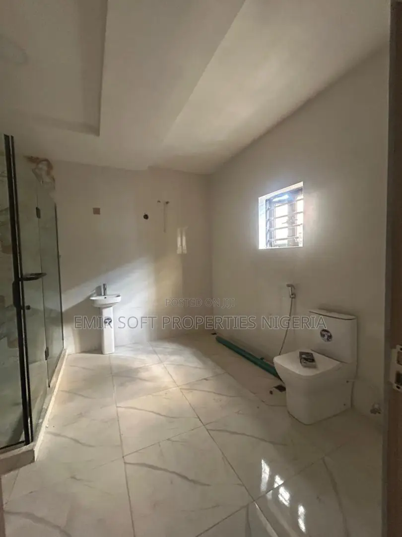 4bdrm Duplex in Chief Lateef Oyelade, Oluyole Estate for sale in Oluyole Estate