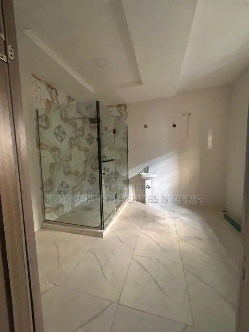 4bdrm Duplex in Chief Lateef Oyelade, Oluyole Estate for sale in Oluyole Estate