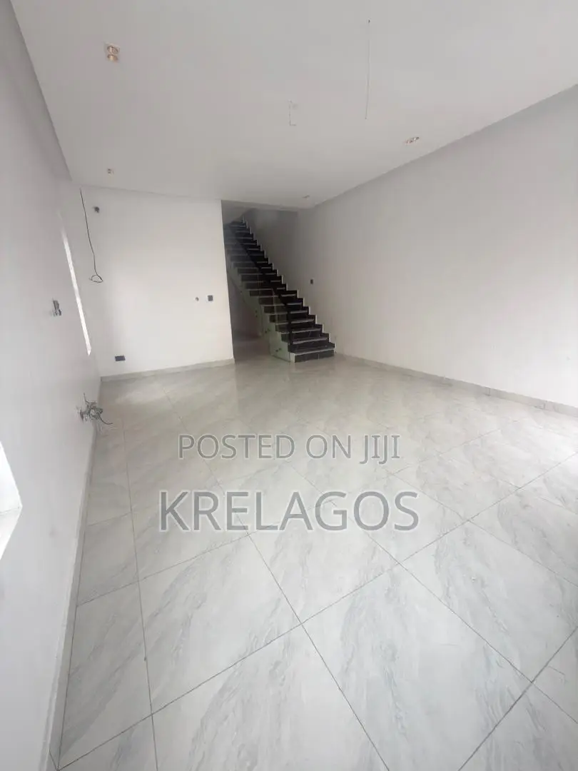 4bdrm Duplex in Chevron for sale in Chevron