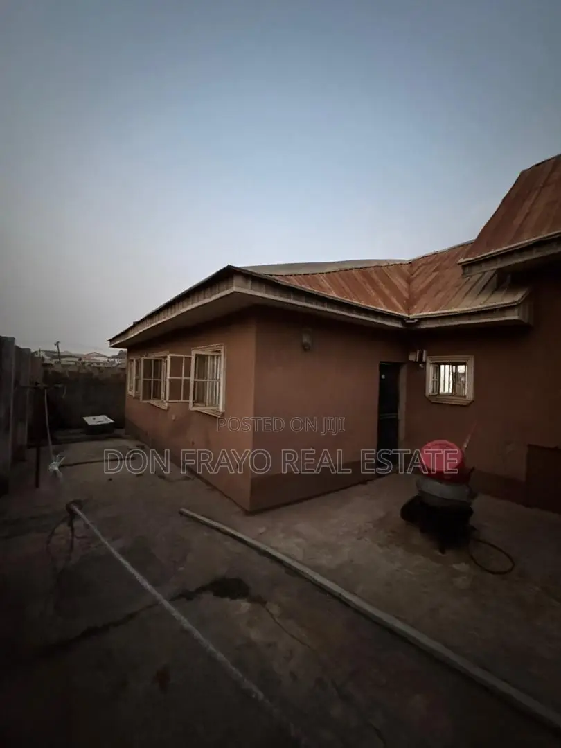 6bdrm Block of Flats in Omolayo Estate, Akobo for sale in Akobo