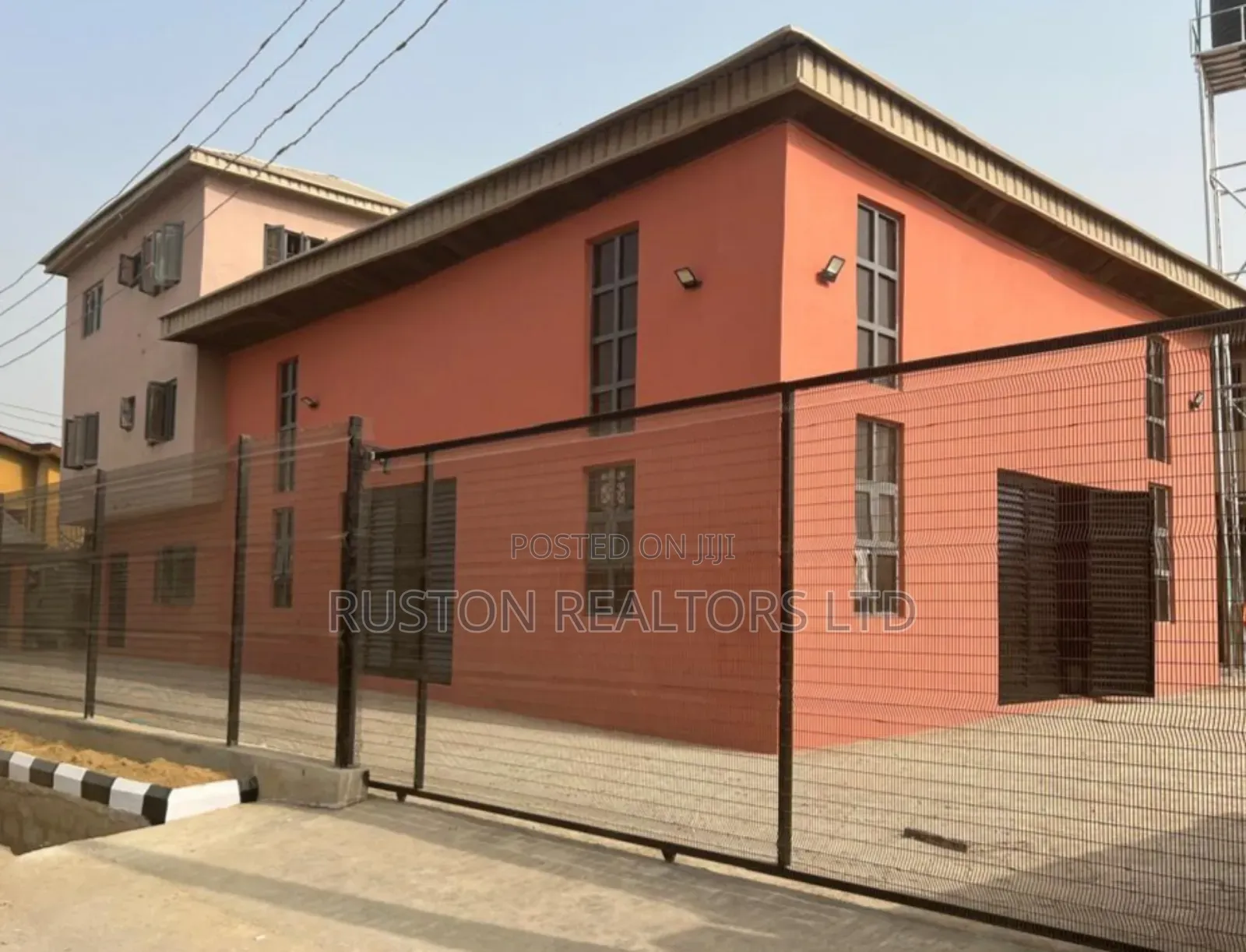 Modern New Warehouse With Offices in CHallenge / Ibadan