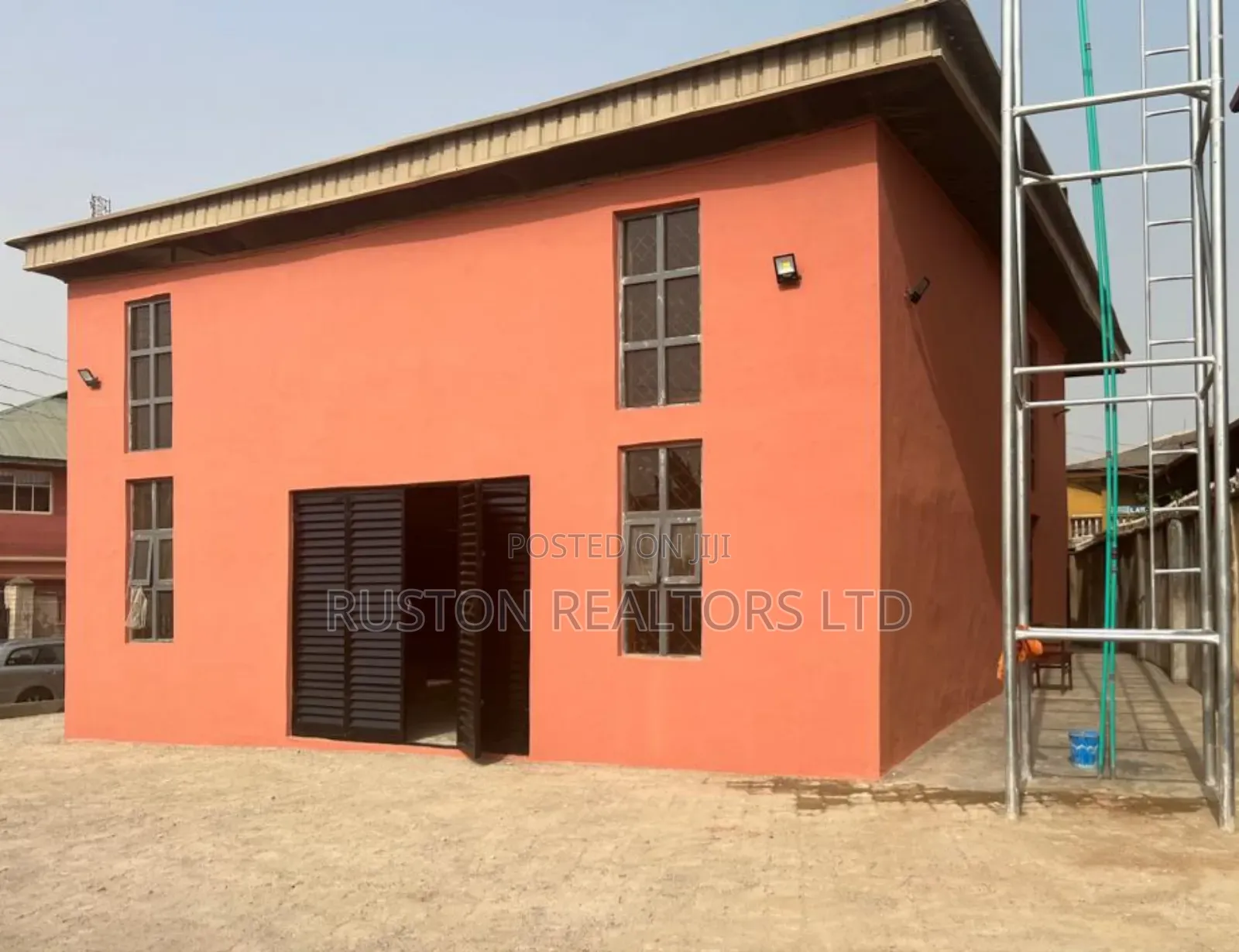 Modern New Warehouse With Offices in CHallenge / Ibadan