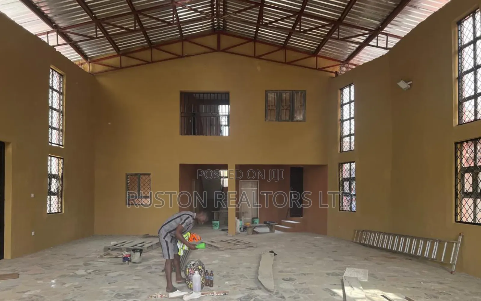 Modern New Warehouse With Offices in CHallenge / Ibadan
