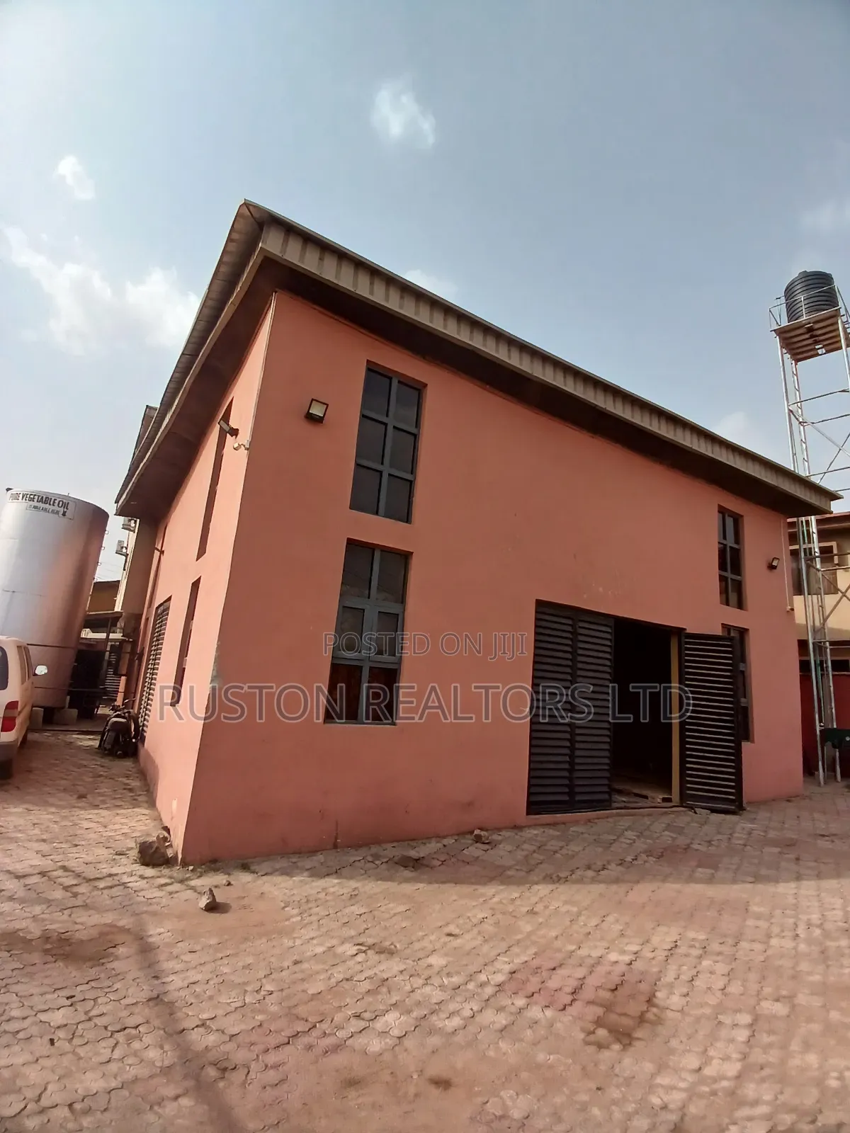 Modern New Warehouse With Offices in CHallenge / Ibadan
