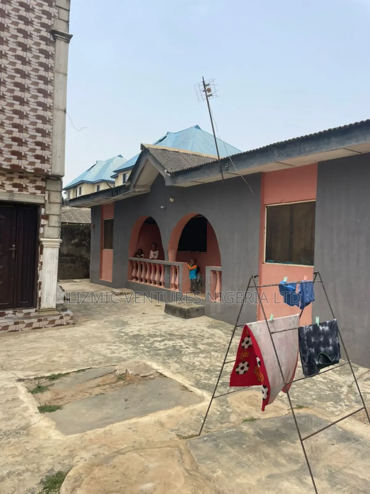 3bdrm Block of Flats in Isuti Rd, Igando / Ikotun/Igando for sale in Igando / Ikotun/Igando