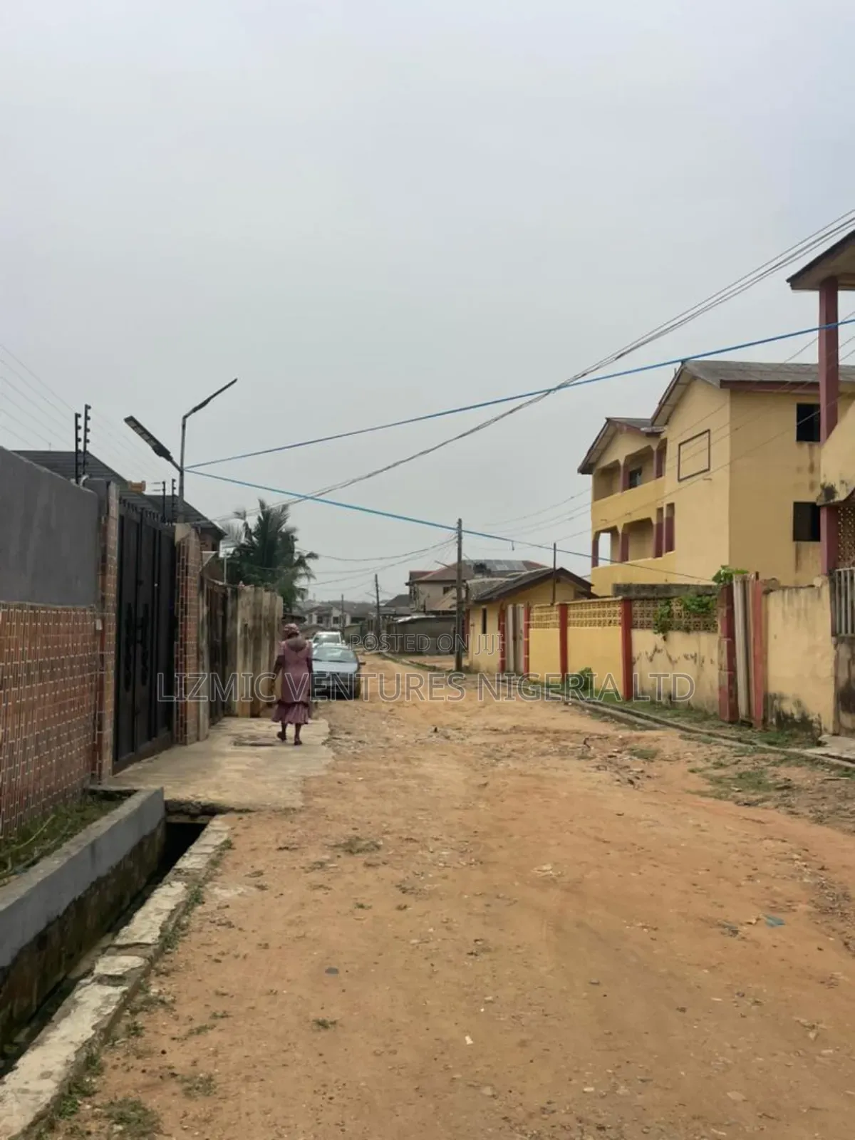3bdrm Block of Flats in Isuti Rd, Igando / Ikotun/Igando for sale in Igando / Ikotun/Igando