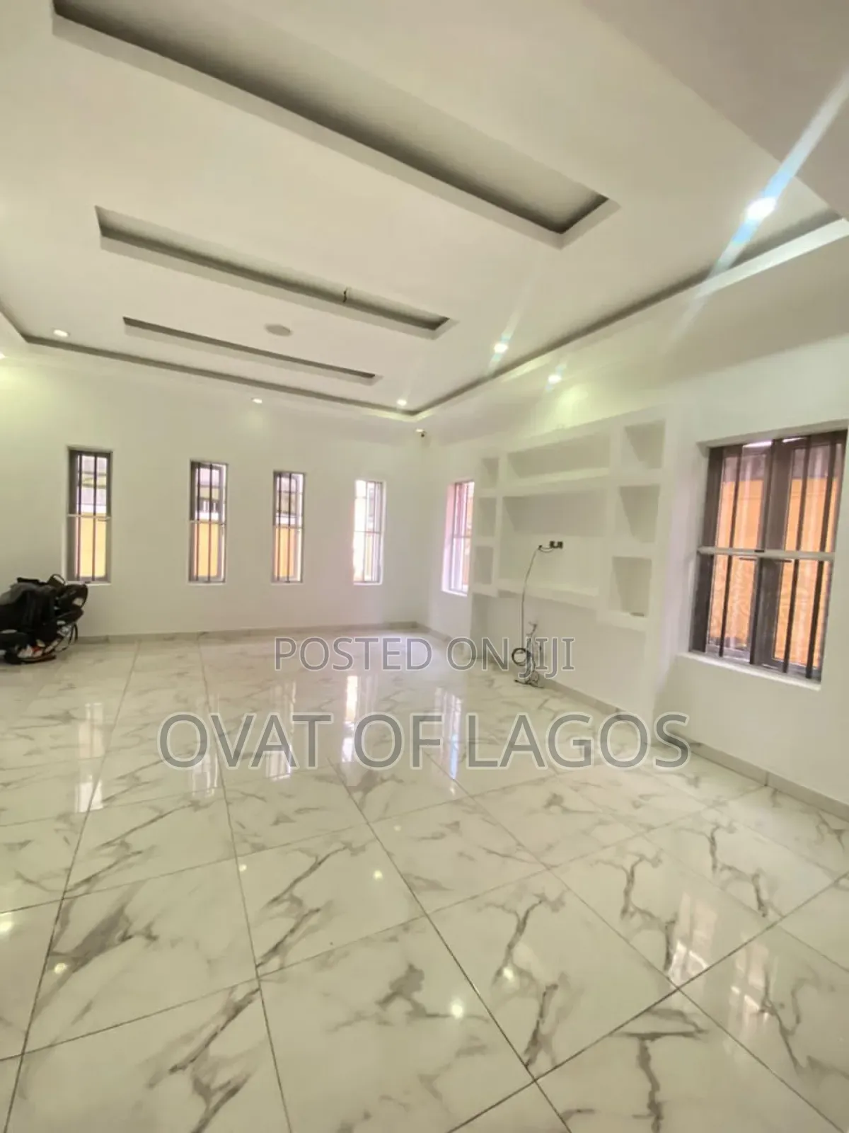5bdrm Duplex in Chevron for rent in Chevron