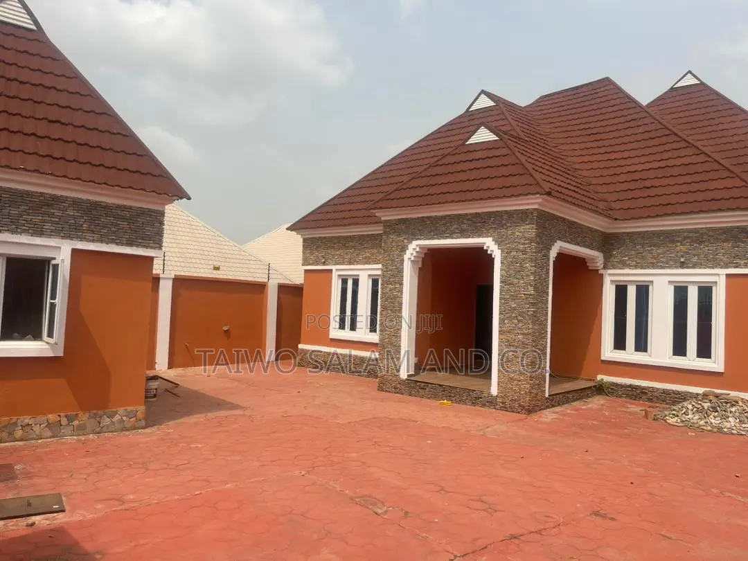 Furnished 4bdrm Bungalow in Royal Garden Estate, Akala Express for sale in Akala Express