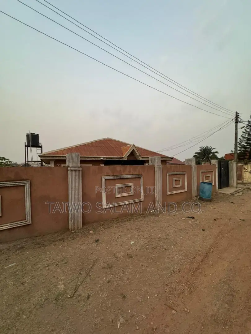 2bdrm Block of Flats in Omolayo Estate, Akala Express for sale in Akala Express