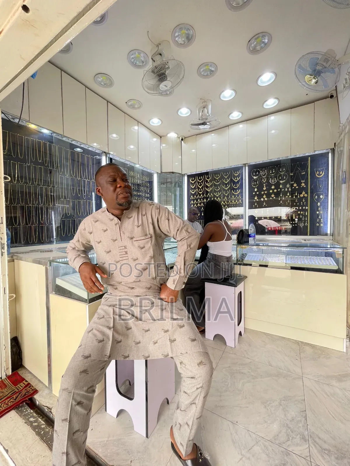 9sqm Shop in Wuse Market for Sale! in Zone 5 / Wuse