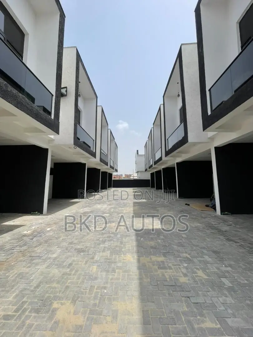 4bdrm Duplex in Ikota for sale in Ikota