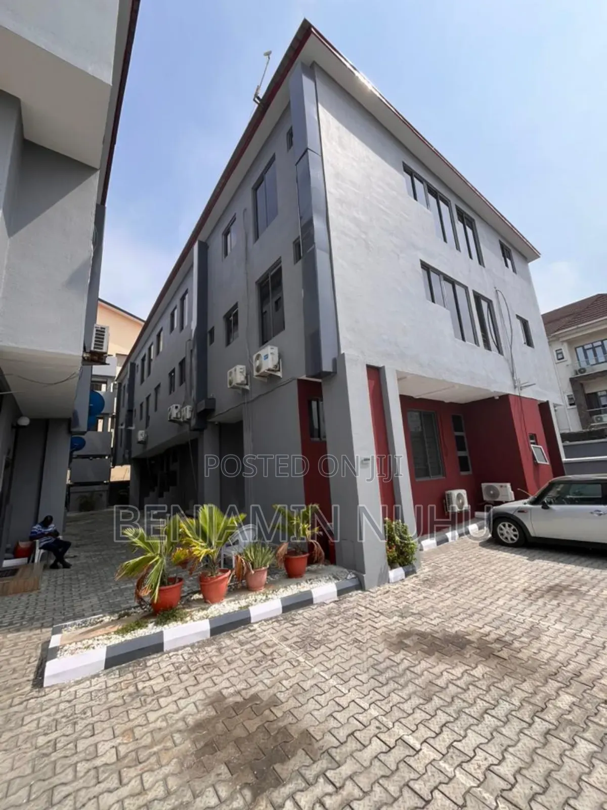 3bdrm Block of Flats in Lekki Right for sale in Lekki Phase 1