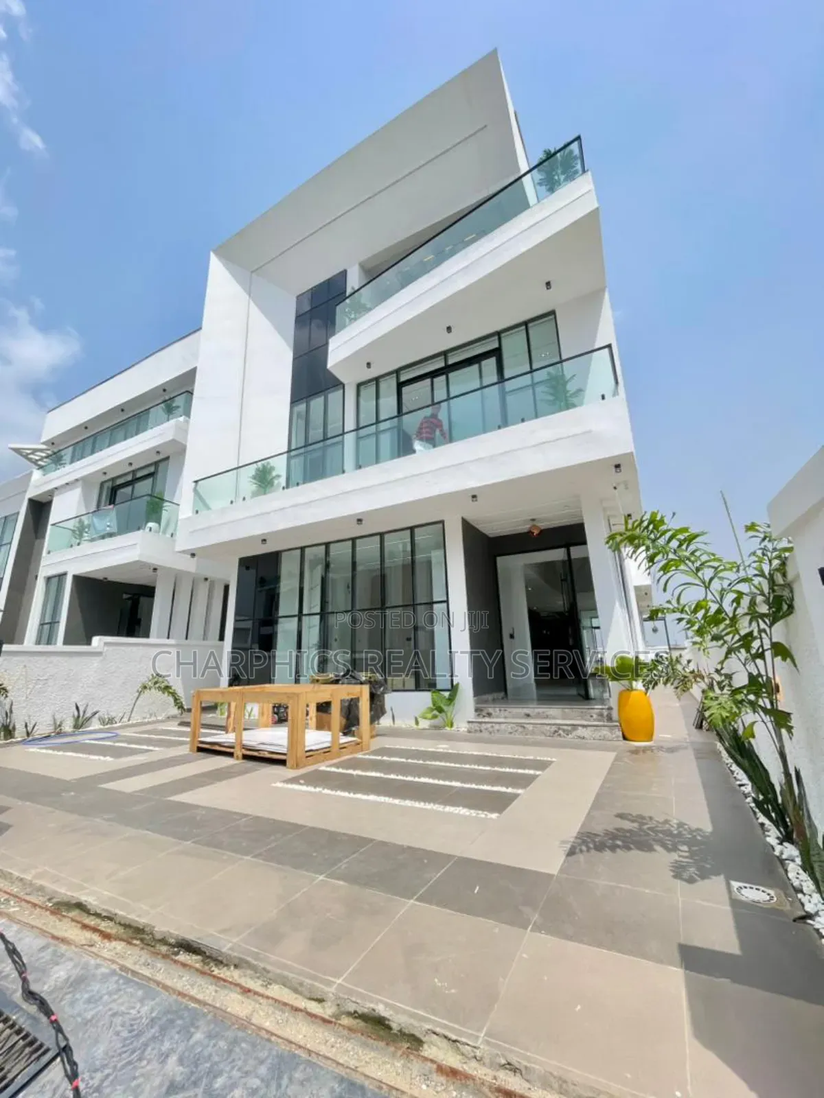 5bdrm Duplex in Chevron for sale in Chevron