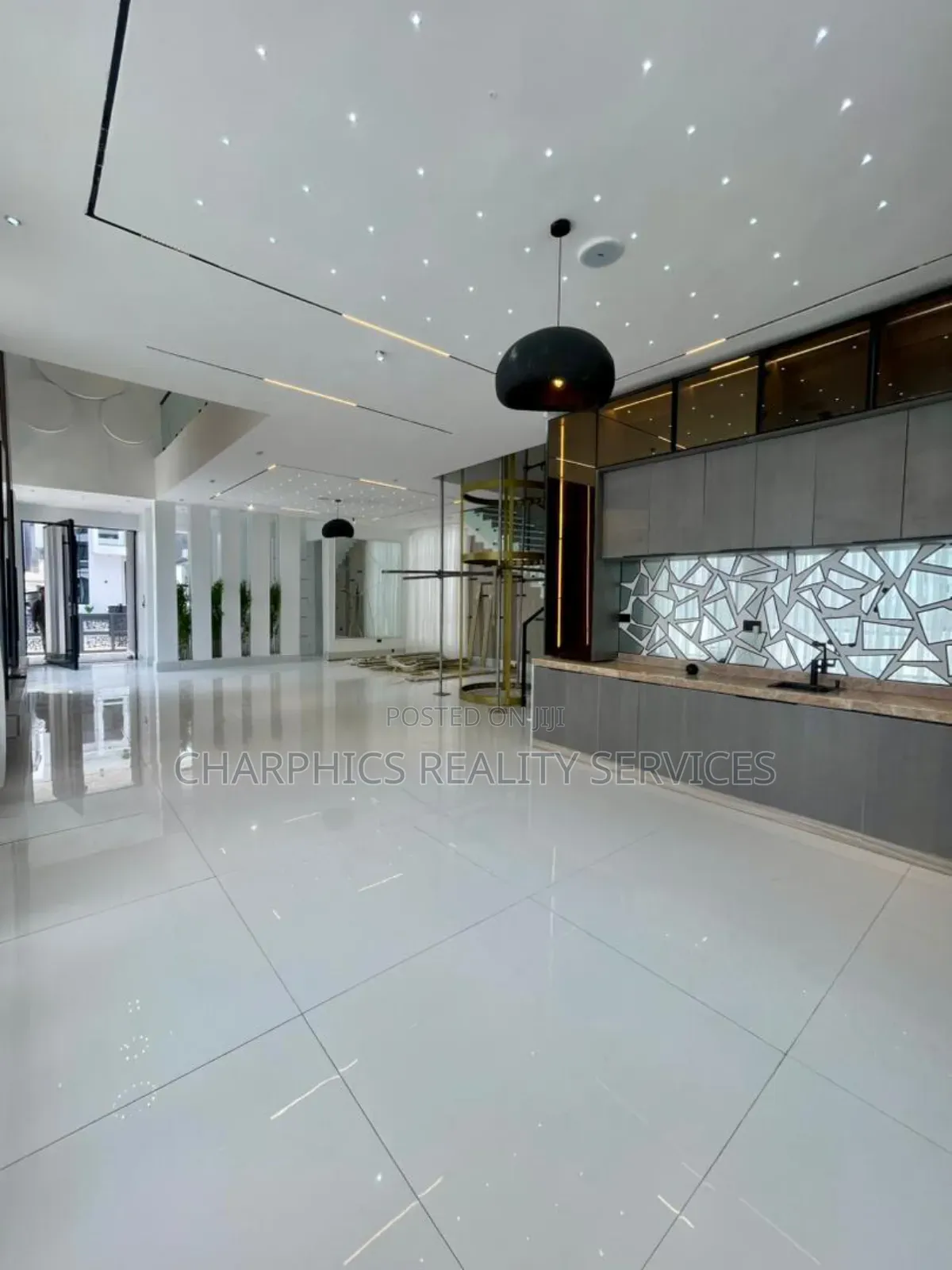 5bdrm Duplex in Chevron for sale in Chevron