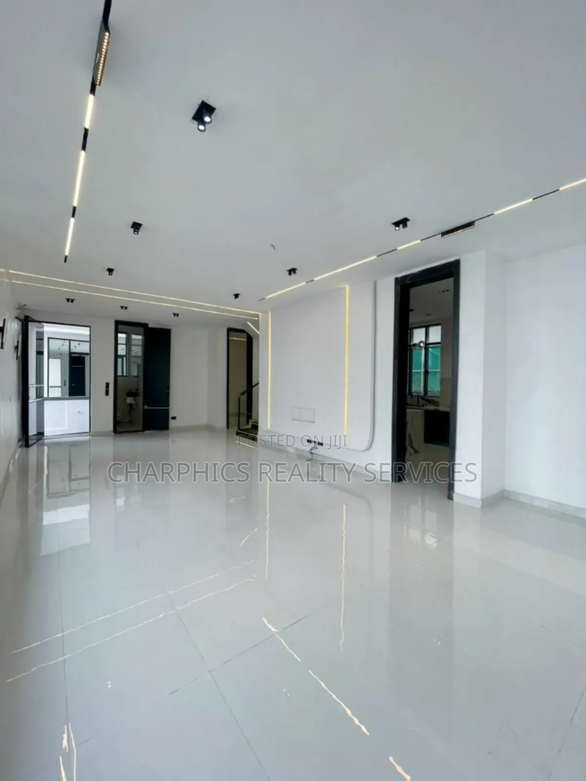 5bdrm Duplex in Chevron for sale in Chevron