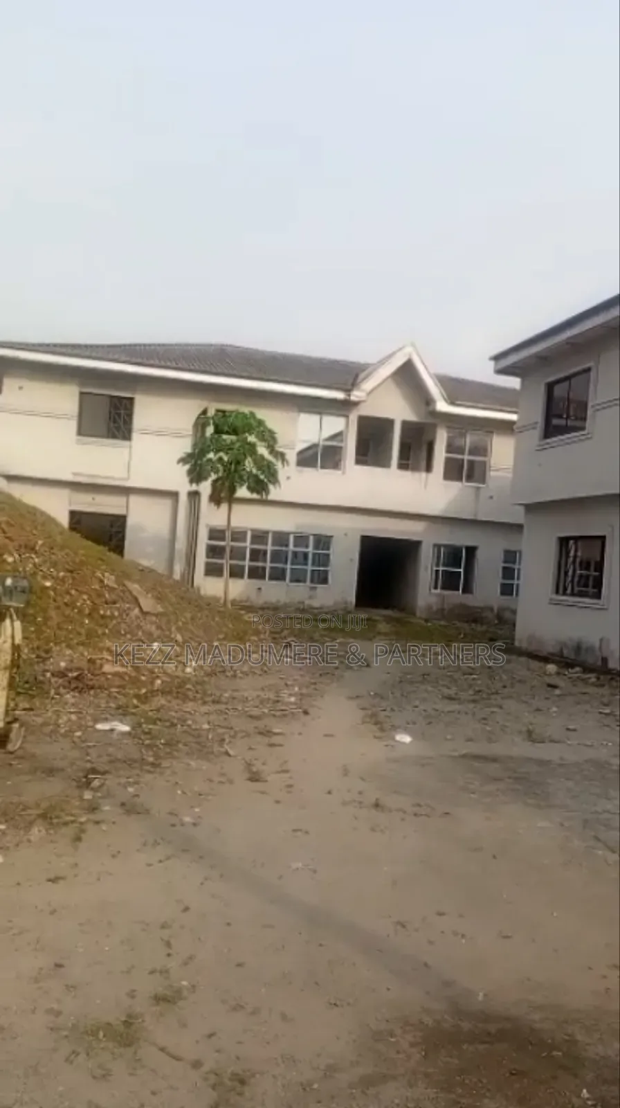 For Sale: Uncompleted 42 Rooms on 4 1⁄2 Plots at Woji, Ph in Woji
