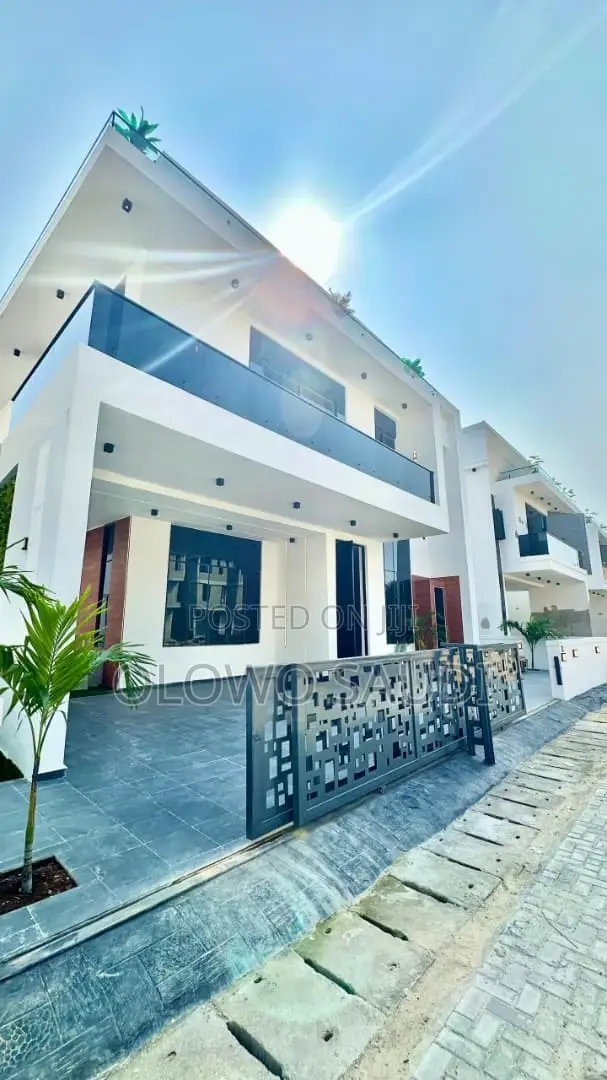 5bdrm Duplex in Chevron for sale in Chevron