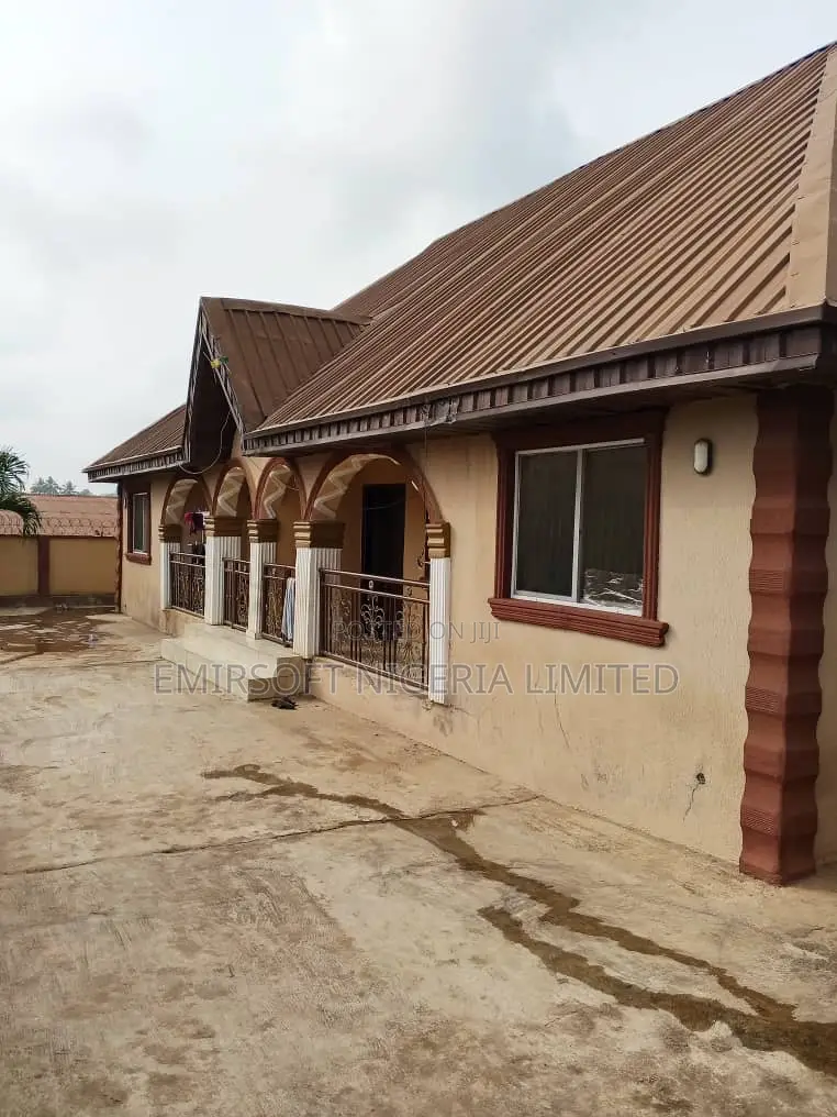 6bdrm Bungalow in Alakia for sale in Alakia