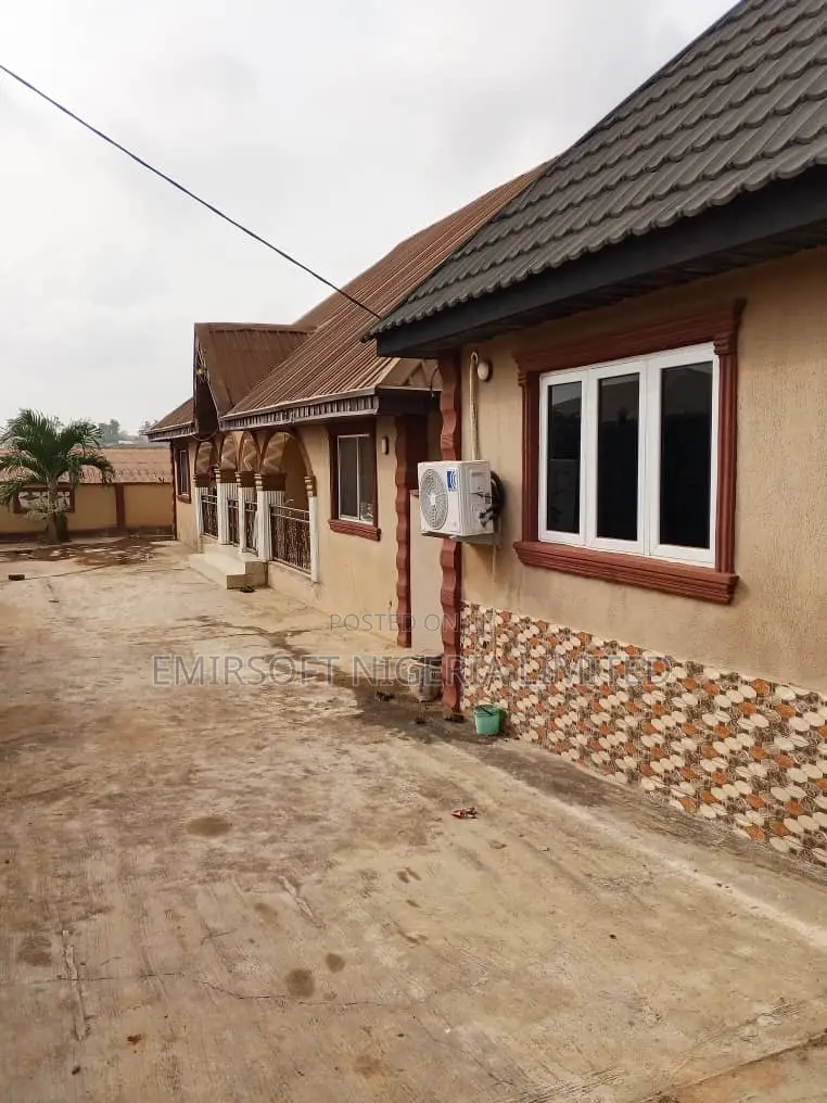 6bdrm Bungalow in Alakia for sale in Alakia