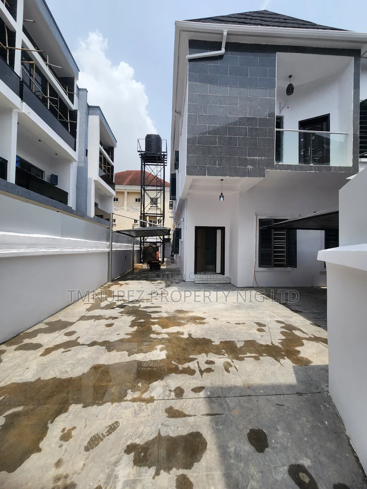 Mini Flat in Chevron for rent in Chevron