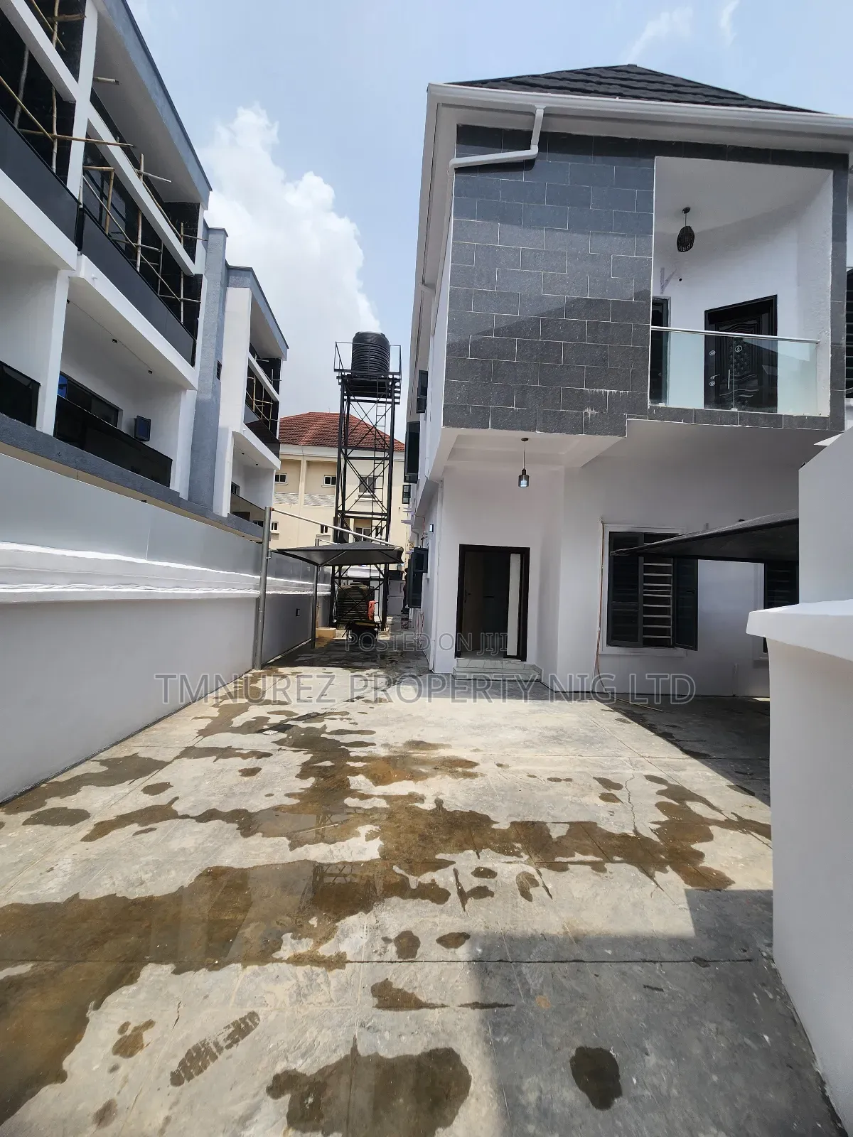 Mini Flat in Chevron for rent in Chevron