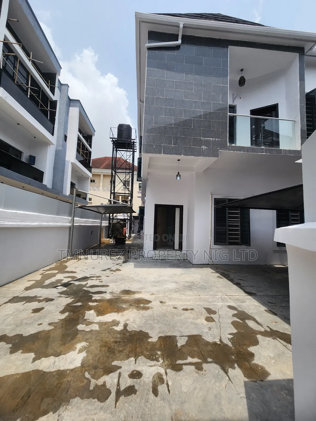 Mini Flat in Chevron for rent in Chevron