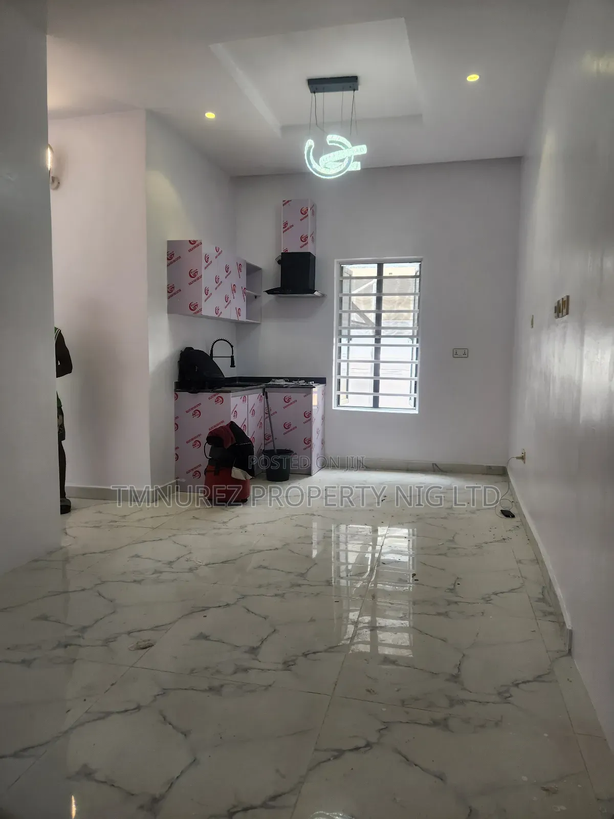 Mini Flat in Chevron for rent in Chevron