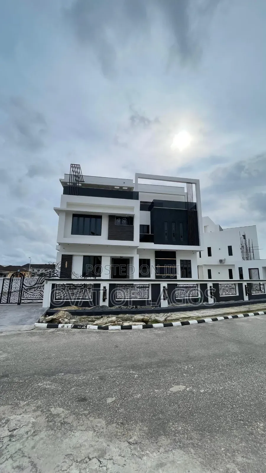 7bdrm Duplex in Pinnock Beach Estate, Osapa london for sale in Osapa london