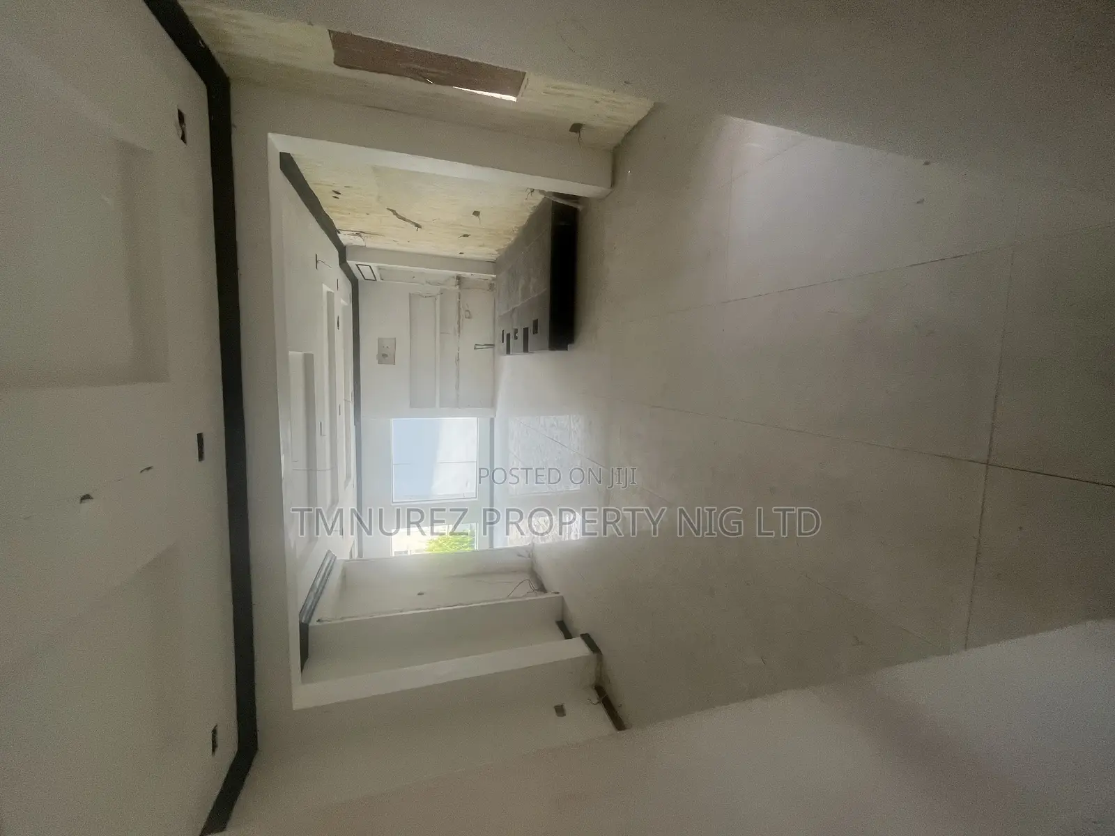 Showroom Shop to Let in a Mall in Lekki Phase 1