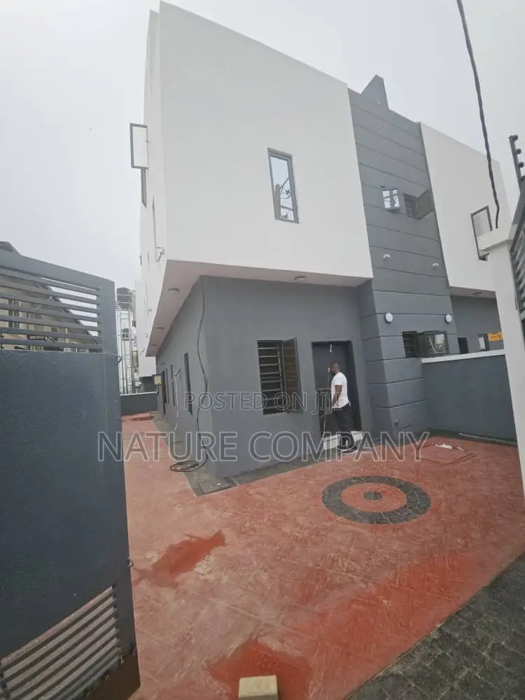 4bdrm Duplex in Magodo Isheri for sale in Magodo Isheri