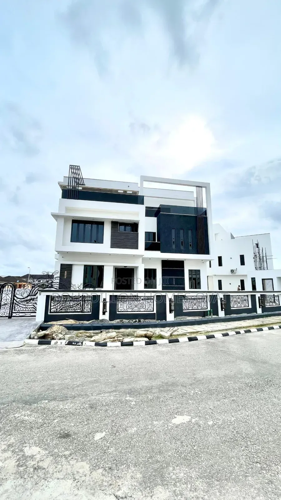 7bdrm Apartment in Pinnock Beach for sale in Lekki