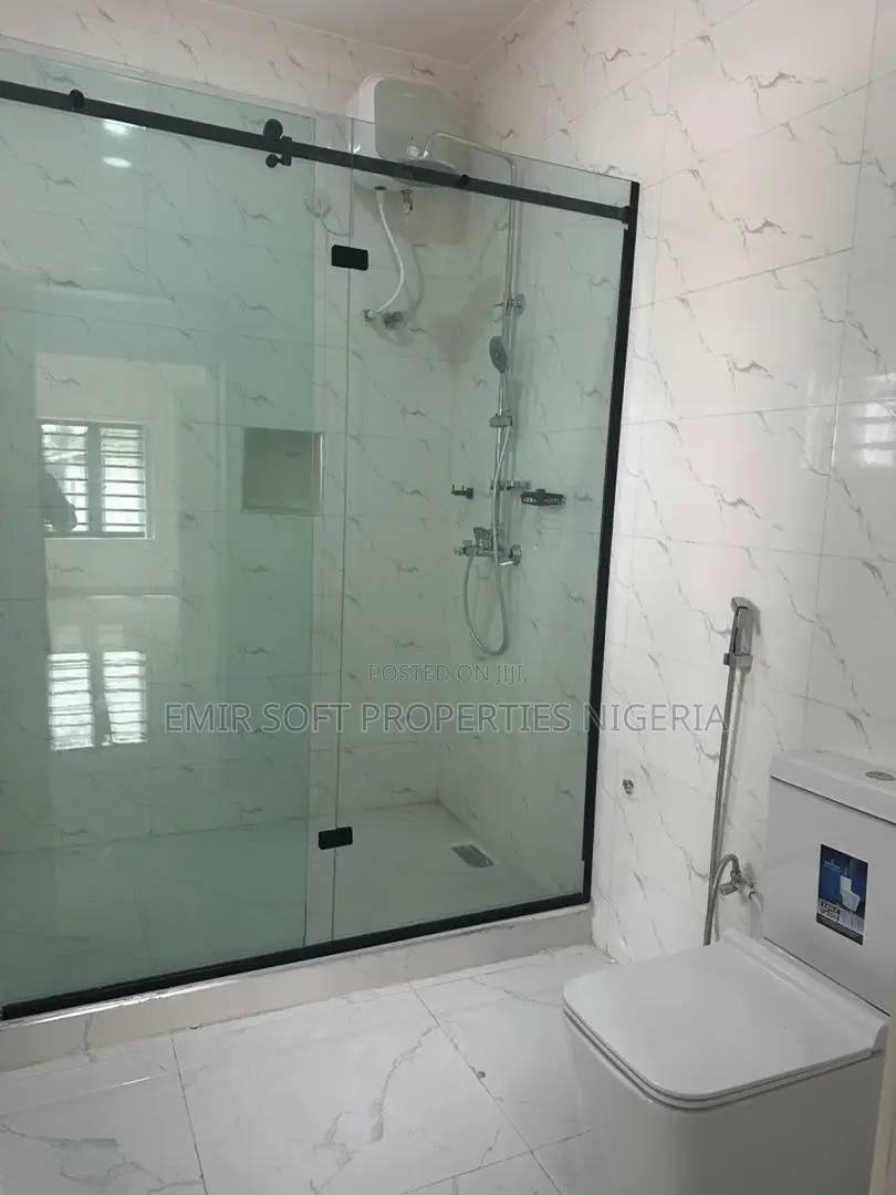 4bdrm Duplex in Olapade Agoro for sale in Oluyole Estate