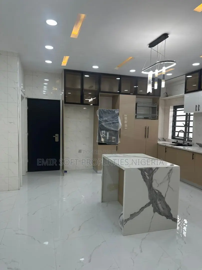 4bdrm Duplex in Olapade Agoro for sale in Oluyole Estate