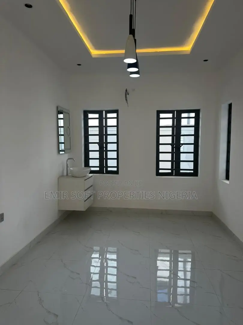 4bdrm Duplex in Olapade Agoro for sale in Oluyole Estate