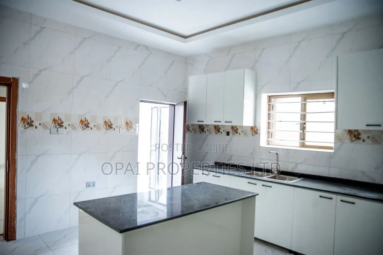 5bdrm Duplex in Summit Estate, Kiami for sale in Kiami