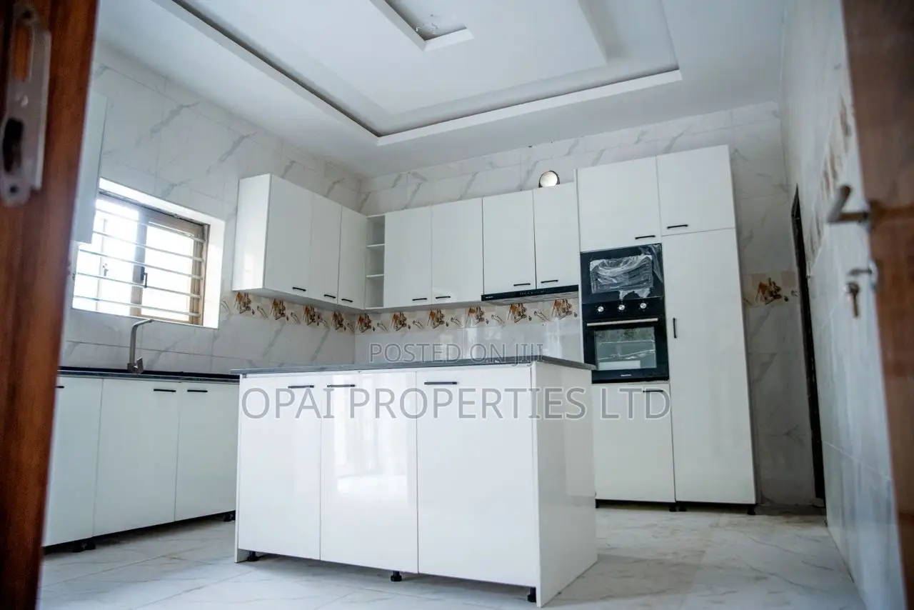 5bdrm Duplex in Summit Estate, Kiami for sale in Kiami