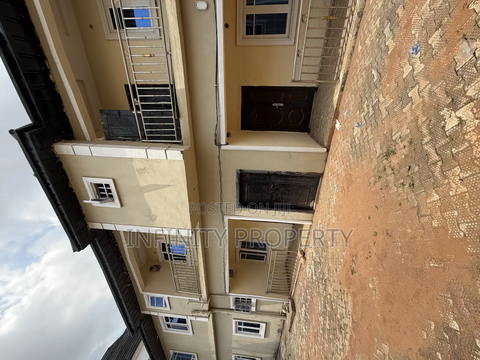 3bdrm Block of Flats in Ogumenyi, Benin City for sale in Benin City