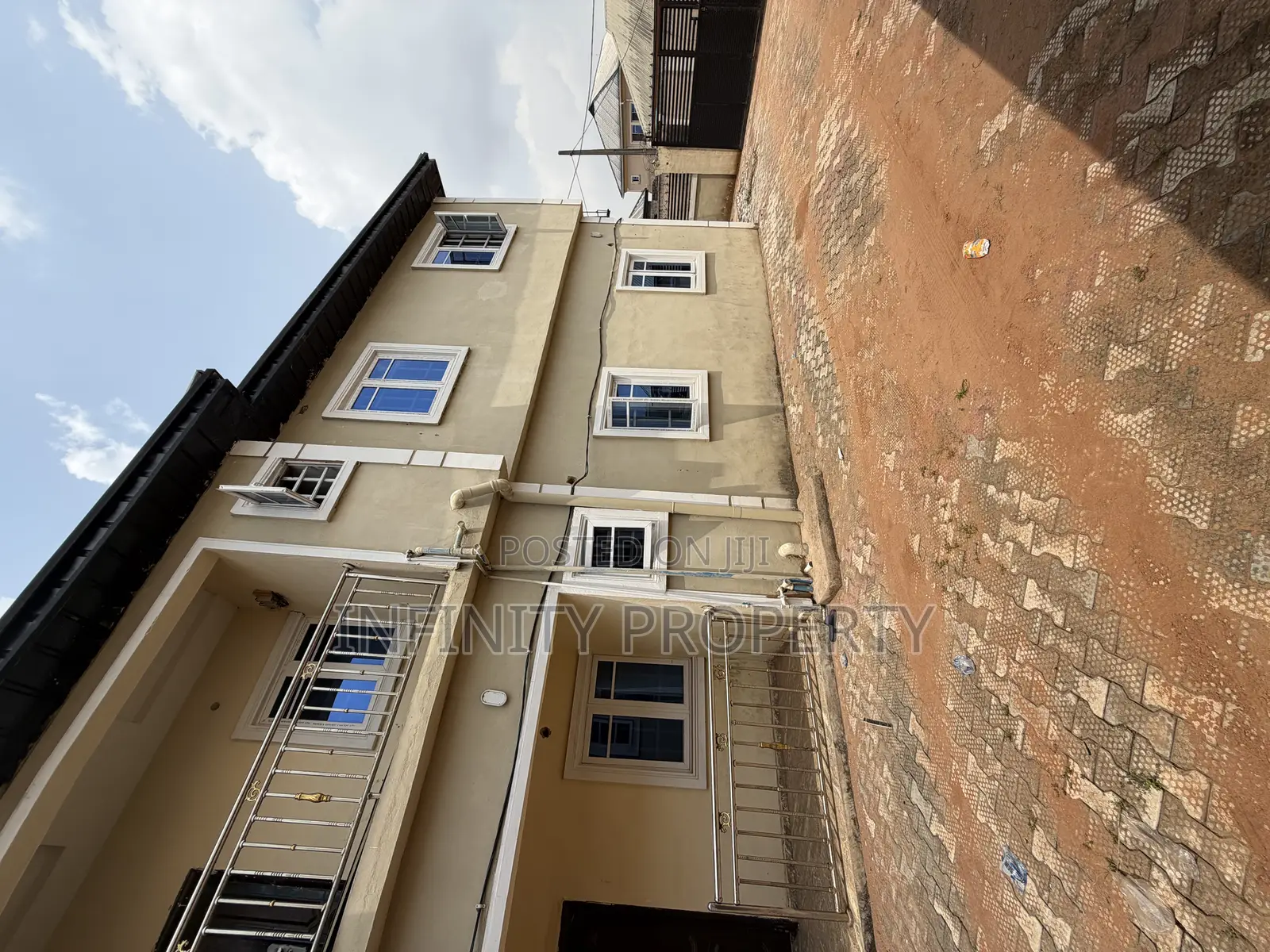 3bdrm Block of Flats in Ogumenyi, Benin City for sale in Benin City