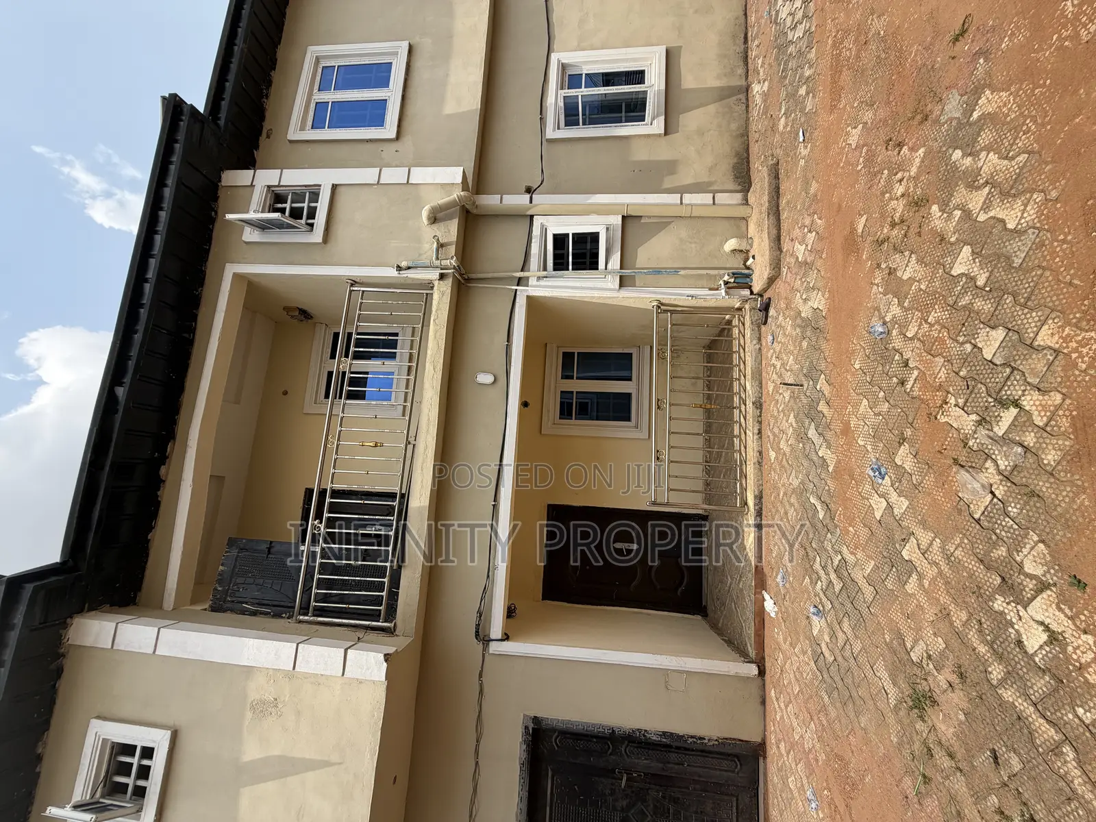 3bdrm Block of Flats in Ogumenyi, Benin City for sale in Benin City